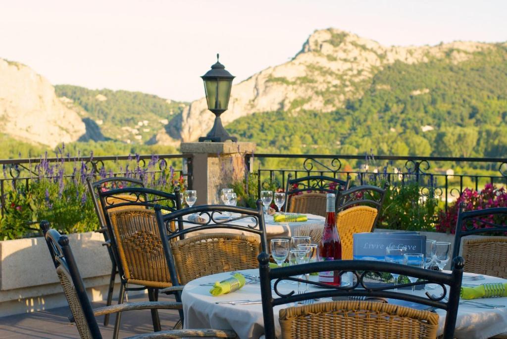 Logis Hotel Restaurant La Porte Des Cevennes 앙뒤즈 외부 사진